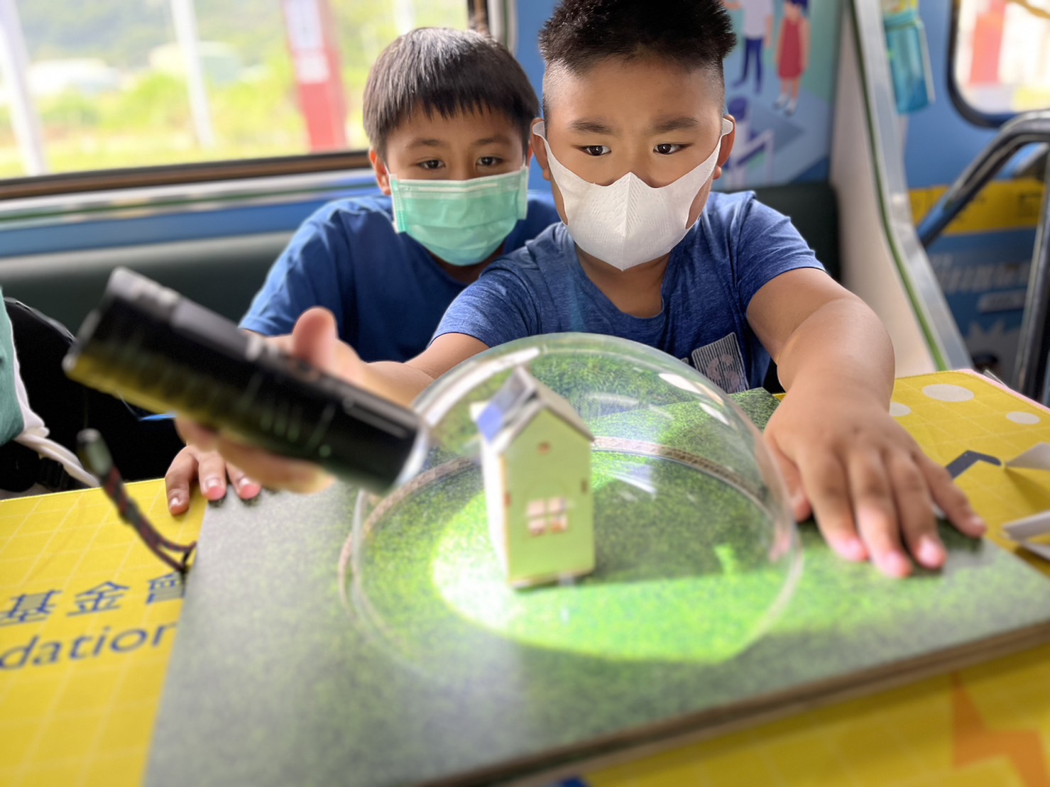 AGGAME參與基礎科學主題車廂，以STEAM教學精神，設計「逐日科學家」、「太陽能工程師」以及「淨零建築師」三大能源科普課程和實驗